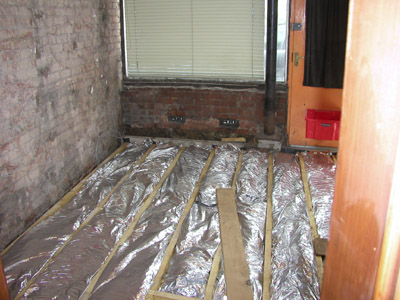 Floor insulated between the joists